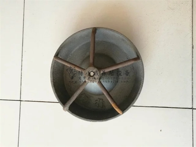 仔猪补料槽图片