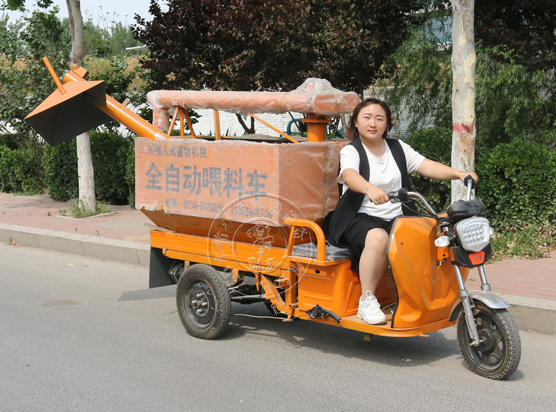 自动喂料车